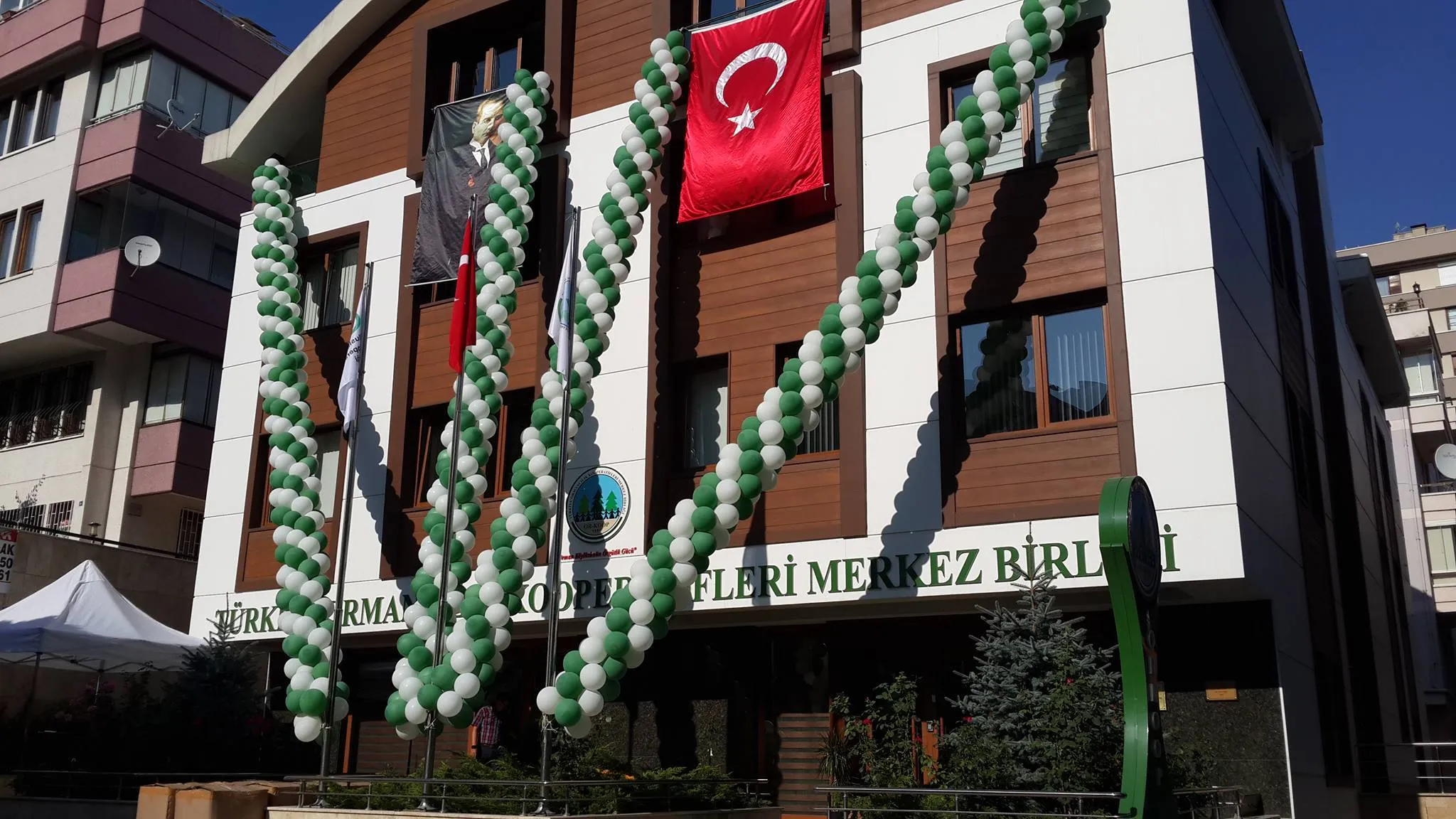 AVM mağaza renkli balon kemeri açılışı