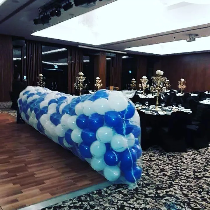 Mavi balon araba konsepti çocuk etkinliği